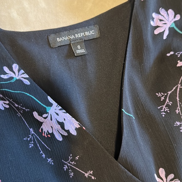 Banana Republic sheer sleeves floral long dress. Size 0 Black with lilac flowers - Picture 4 of 10